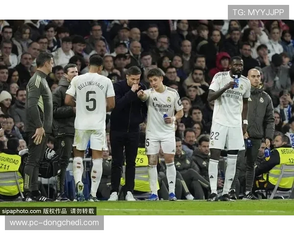 巴黎对阵马赛国家德比，王子公园球场球迷营造震撼氛围