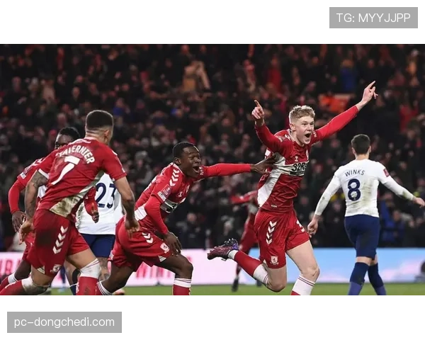 曼城主场1-0小胜富勒姆，赛后举行夺冠捧杯仪式